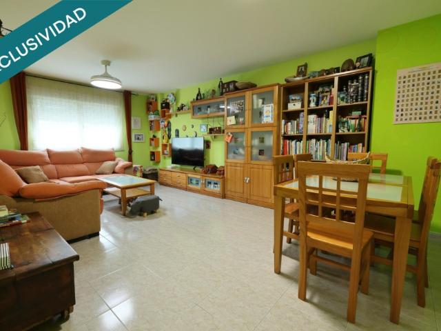 ¿Buscas un hogar donde la amplitud, la luz y la comodidad se unan? Te presentamos este fantástico piso en Fabero, ideal para familias que valoran vivir en un entorno tranquilo pero perfectamente conectado, y en una vivienda lista para entrar a vivir