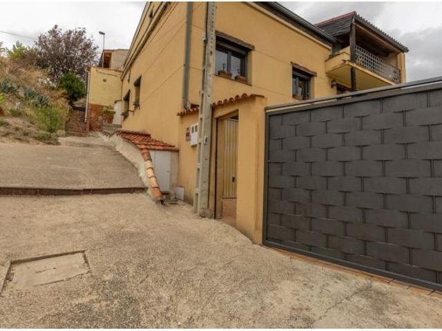 ¿Buscas un hogar lleno de encanto y luminosidad? ¡Esta es tu oportunidad! Venta casa calle Panera