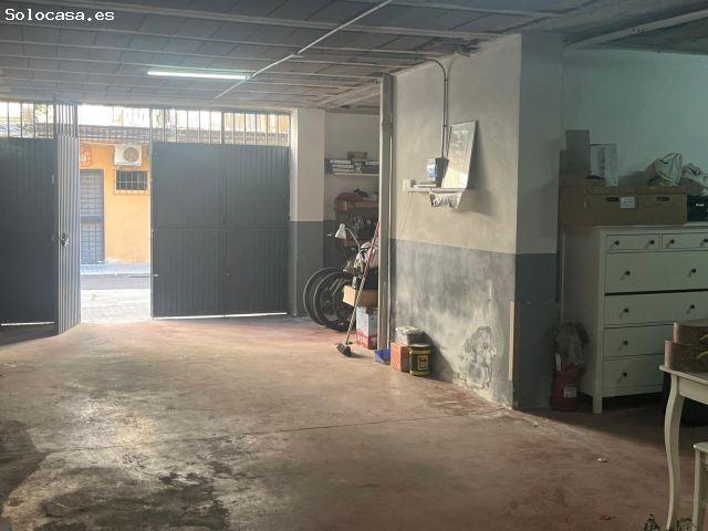 ¿Buscas un local con vado, buena fachada y potencial de rentabilidad? Este espacio diáfano en Valdeo