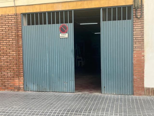 ¿Buscas un local con vado, buena fachada y potencial de rentabilidad? Este espacio diáfano en Valdeolleros puede ser la oportunidad que estabas esperando