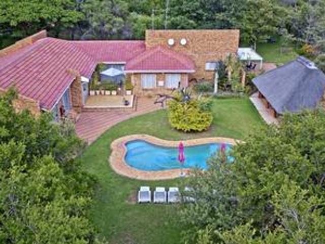– bush lodge in the heart of dino.