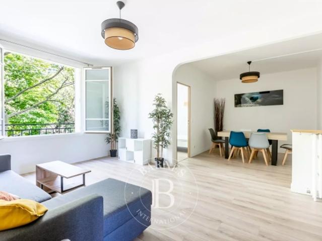 Buttes Chaumont Appartement traversant Vue dégagée parc 3 chambres