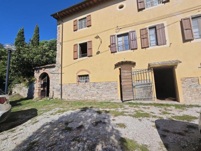 Buti: vendesi casolare con dependance terreno in posizione p. 312m² Buti