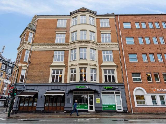 Butikslejemål nær Forum med mange anvendelsesmuligheder