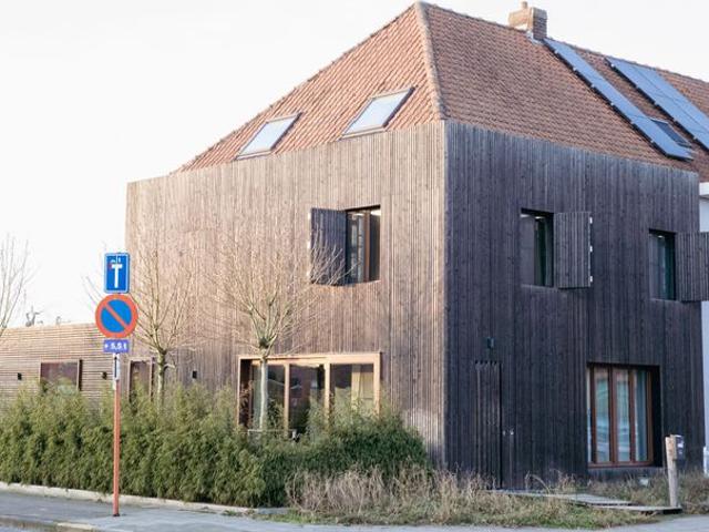 Buurtwinkel omgetoverd tot lichtrijke gezinswoning