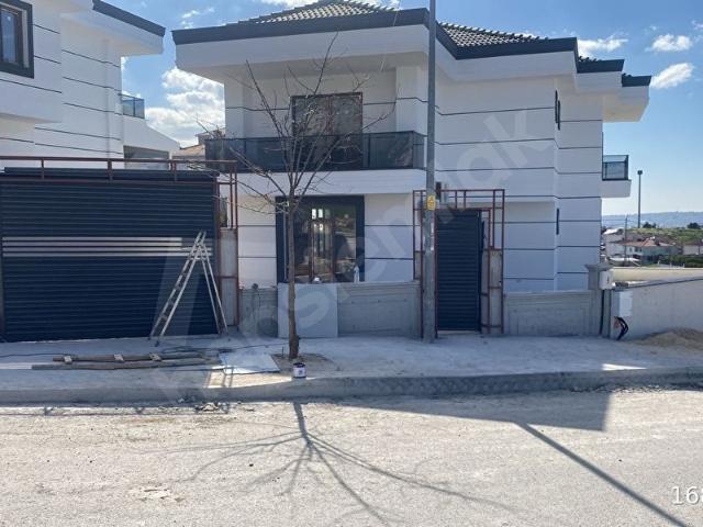 Büyükçekmece Çakmaklı'da Merkezi Konumda 6+2 Satılık Villa