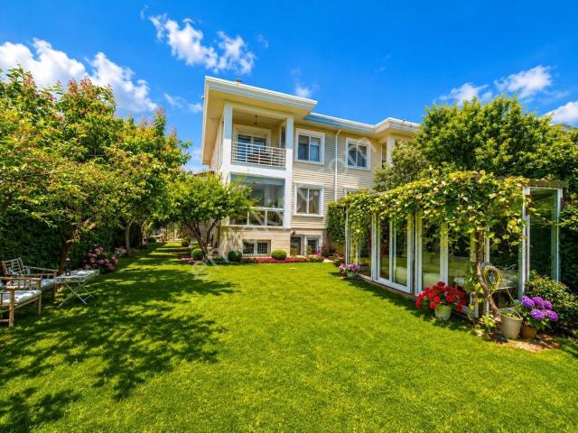 Büyükçekmece Güzelşehir Sitesinde Yenilenmiş 4+2 Satılık Villa