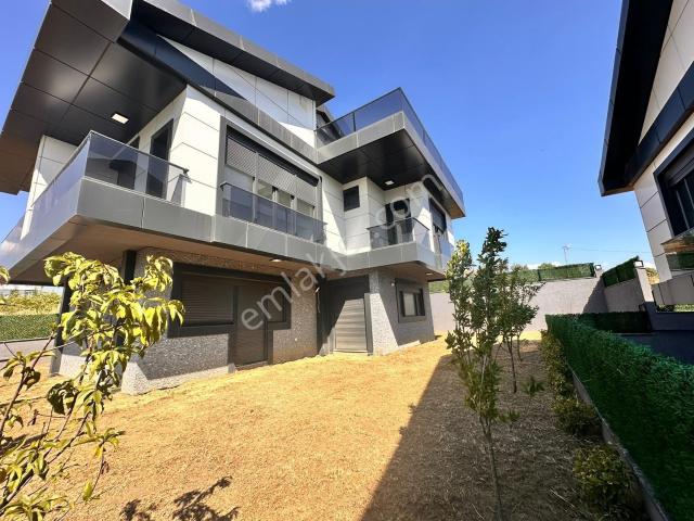 Büyükçekmece Kumburgaz Halil Kara Konaklarında Kiralık Villa 4+1