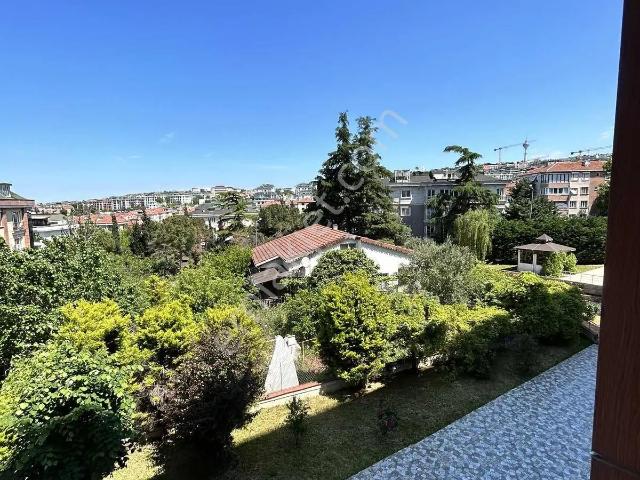 Büyükçekmece'de 3+1 Havuz Ve Şehir Manzaralı Satılık Daire