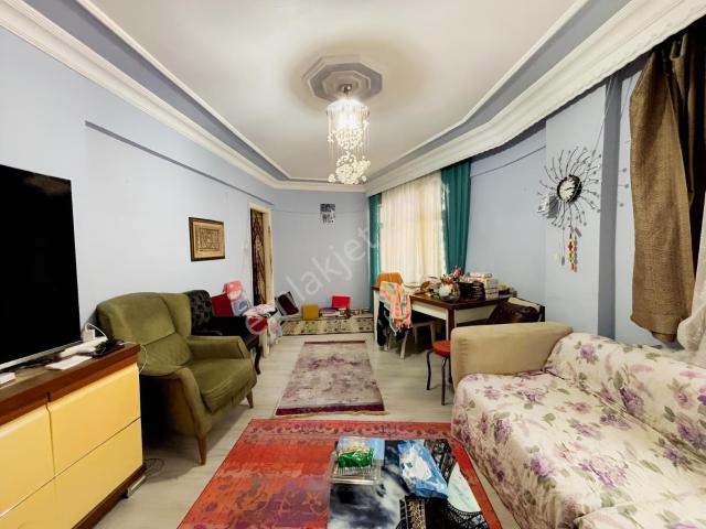 Büyükçekmece'de Çarşıya Yakın 3+1 Ara Kat Ferah Satılık Daire!