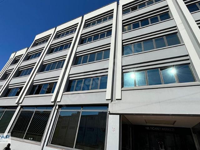 BÜYÜKDERECE CADDESİNE VE METROYA ÇOK YAKIN KİRALIK PLAZA KATI