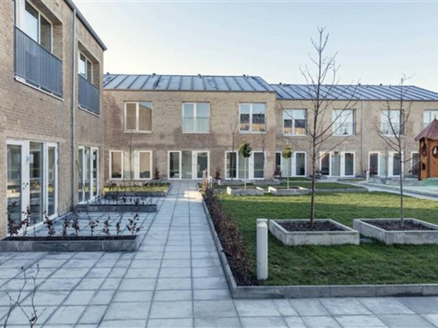 Bygården Skønt rækkehus i lækre materialer med plads til familien, Brønshøj, København