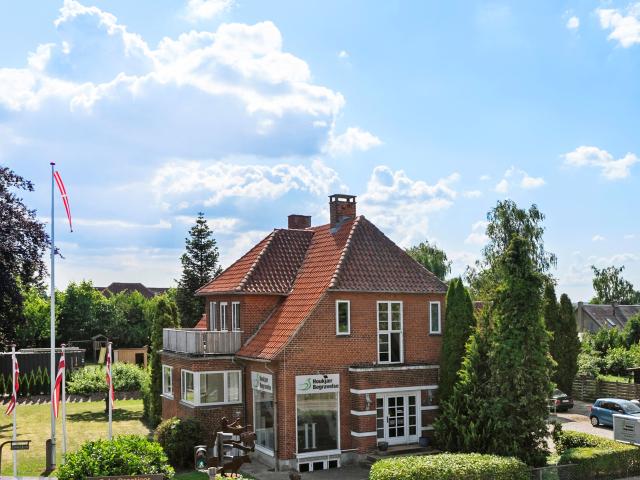 Byvejen 1, Osted