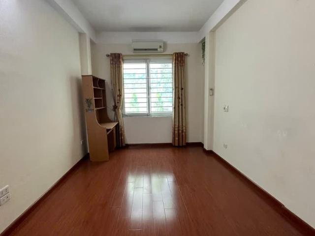 Cần bán nhà vị trí đẹp phố Hồng Tiến, quận Long Biên. Khu vực trung tâm, dân trí cao, tiện ích