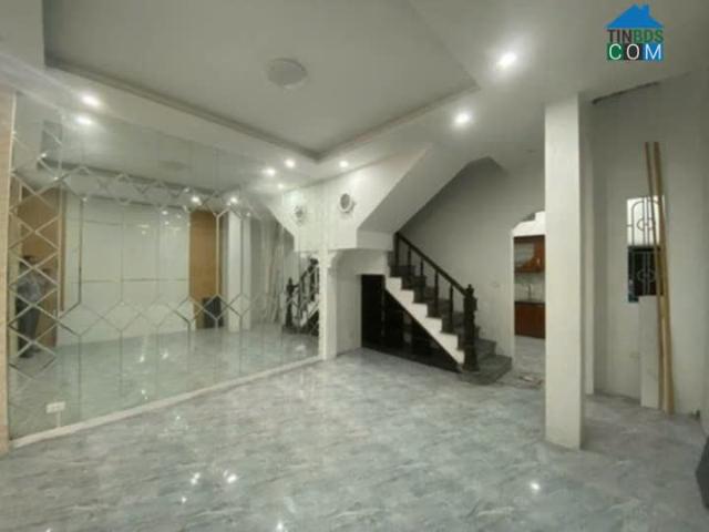 Cần bán nhà gấp phố Hồng Hà, có sân để xe, nhà thoáng, tiện ích đa dạng