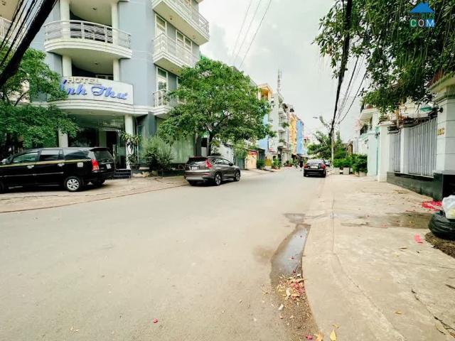 Cần bán nhà mặt tiền 2 Tầng, xe hơi vào nhà, Huỳnh Tấn Phát Quận 7