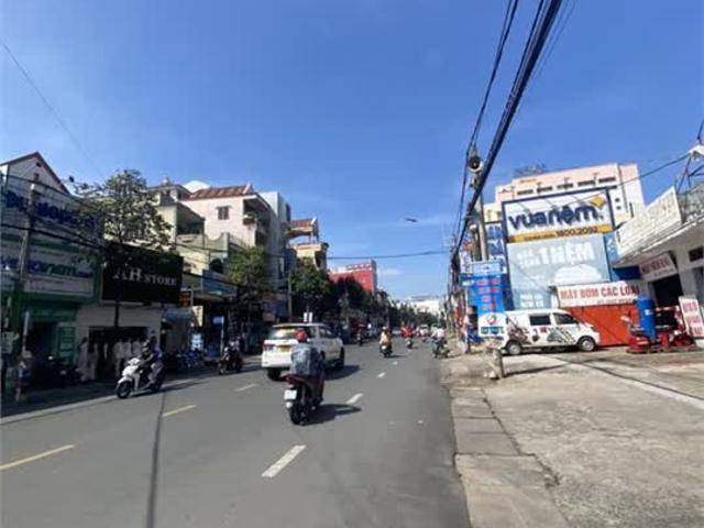 Cần bán nhà mặt tiền kinh doanh đường phạm văn thuận BH. DT 200m2, dòng tiền cho thuê cao