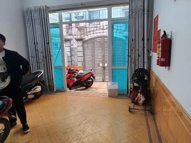 Cần bán gấp nhà Khương Đình 65m² x 5 tầng, hai mặt thoáng, 6 phòng ngủ rộng, Giá chỉ 9,8 tỷ