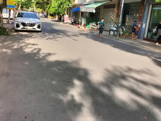 Cần bán gấp nhà mặt phố Trần Hưng Đạo TP Thái Bình, nhà 2 tầng, diện tích 76,5m2, gias10 tỷ
