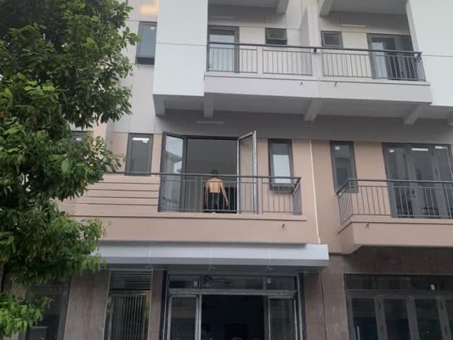 Cần bán gấp nhà SHOPHOUSE ở KĐT Centa Vsip Bắc Ninh 4 tầng 75m2, ô tô để trong nhà, giá chỉ 3.5 tỷ