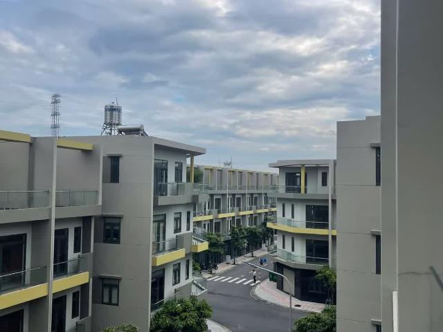 Cần Bán Gấp Nhà Phố Liền Kề, Shr Bao Công Chứng Sang Tên
