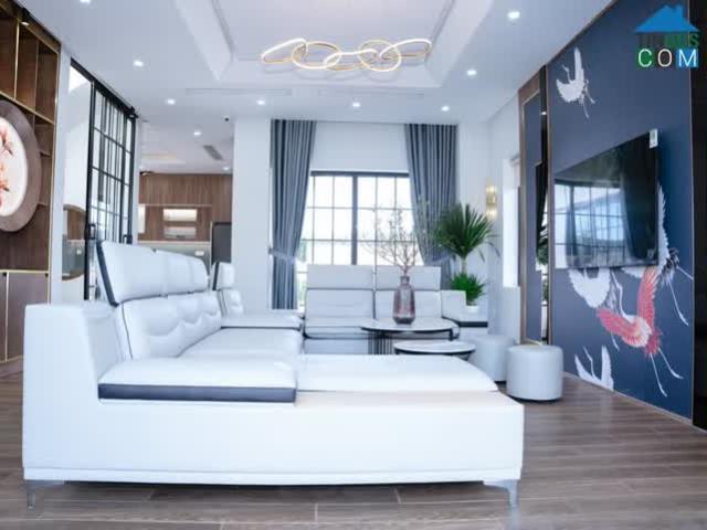 Căn biệt thự thiết kế theo kiến trúc Á Đông. Bao gồm phòng khách, bếp, 3 phòng ngủ, sân vườn. Sổ