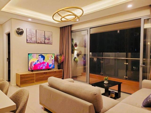 Căn hộ 2 phòng ngủ hiện đại, nội thất ấm cúng