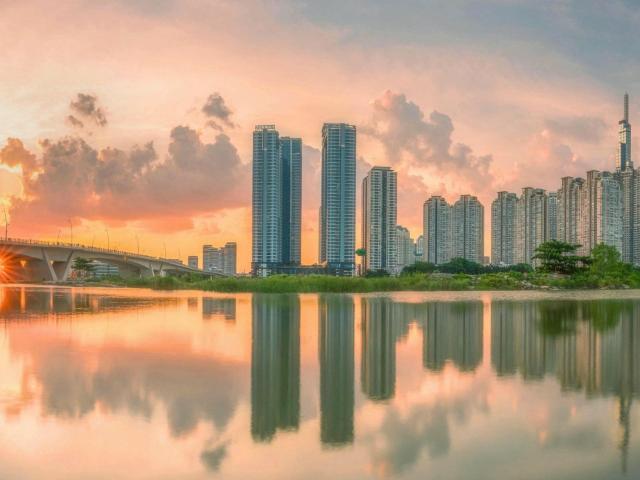 Căn hộ 2PN+1 Sunwah Pearl có bồn tắm view trực diện sông, full nội thất, giá thuê chỉ 1700$