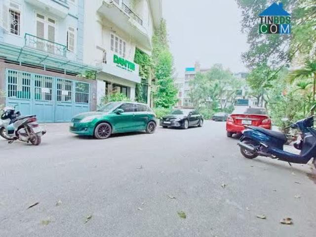 Căn nhà riêng này tọa lạc tại vị trí đắc địa, Ngõ 2 Phố Giảng Võ, Đống Đa, Hà Nội, với diện tích