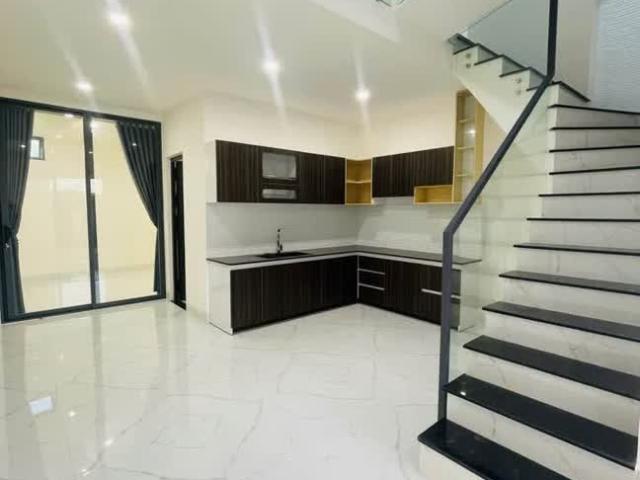 Cơ Hội Hiếm Có! Nhà Phố 102m² Gần Chợ Bình Chánh Tặng Nội Thất, Sổ Hồng Riêng Giá Chỉ 2.25 Tỷ!