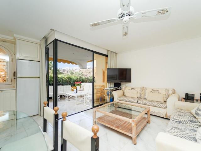 C H presenta este exclusivo apartamento en el aclamado compl. 48m² Mogán