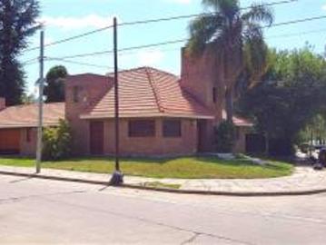 C.Paz Gutemberg 700 Linda casa 200m Lago 5 amb 3 bño pil/jdin Sup.cub.230m2 Sup.terr. 560m2