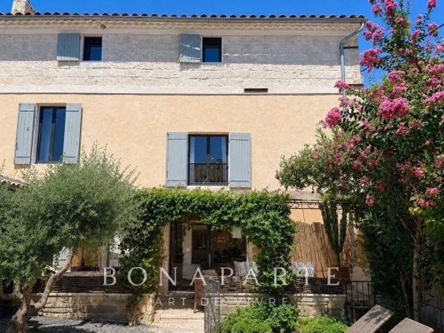 CŒUR HISTORIQUE DE MAILLANE, À DEUX PAS DE SAINT RÉMY DE PROVENCE MAISON DE VILLAGE DE CHARME ENTIÈREMENT RÉNOVÉE EN 2021