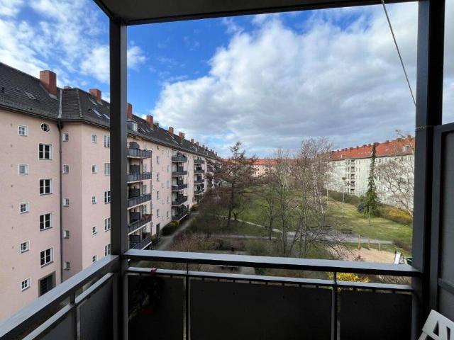 ca. 4,4 m² Balkon mit Blick in einen grünen Innenhof