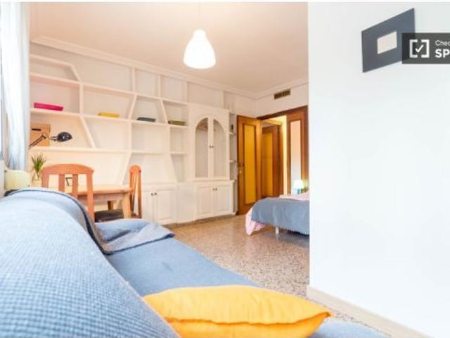 Cama doble en Habitación en piso compartido de 5 habitaciones en alquiler en La Vega Baixa, solo par