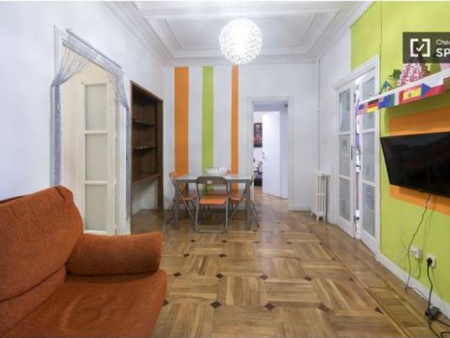Cama doble en habitaciones en un colorido y luminoso apartamento de siete habitaciones