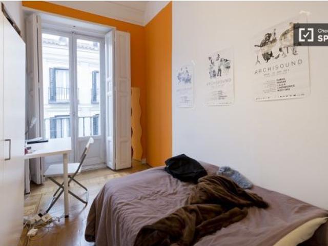 Cama doble en Habitaciones en un colorido y luminoso apartamento de siete habitaciones