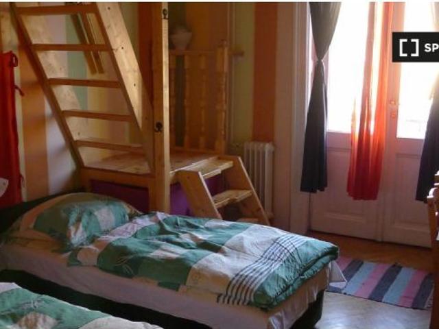 Cama en alquiler en habitación de 6 camas en Budapest
