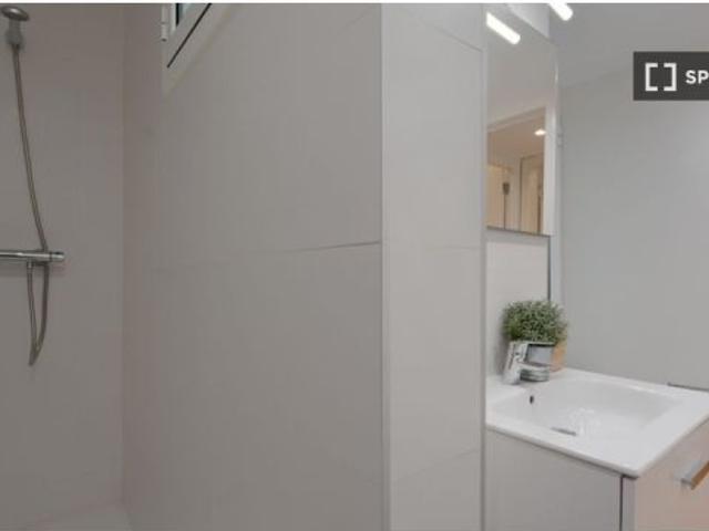 Cama en habitación compartida en piso de 6 habitaciones en Barcelona
