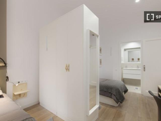 Cama en habitación compartida en piso de 7 habitaciones en Barcelona