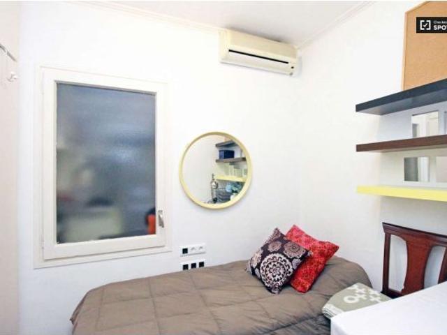 Cama individual en habitaciones en alquiler en piso de 3 dormitorios con terraza en Eixample Esquerr