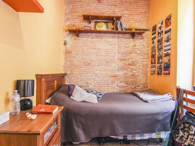 Cama individual en habitaciones individuales y dobles para alquilar en el casco antiguo