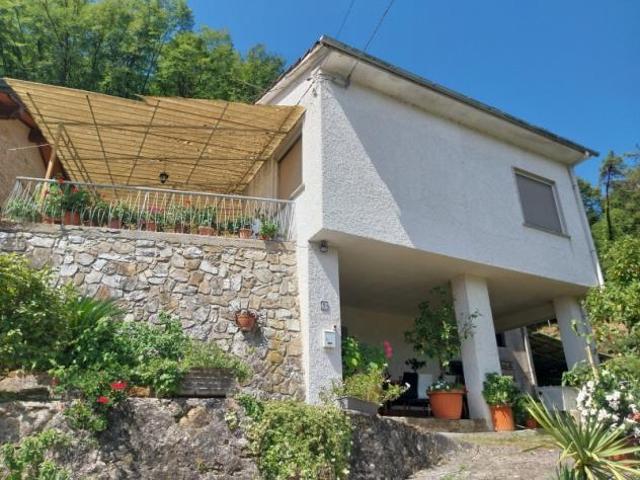 Camaiore casa indipendente con terreno