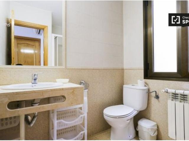 Camas en habitación compartida soleada en residencia en Almagro y Trafalgar