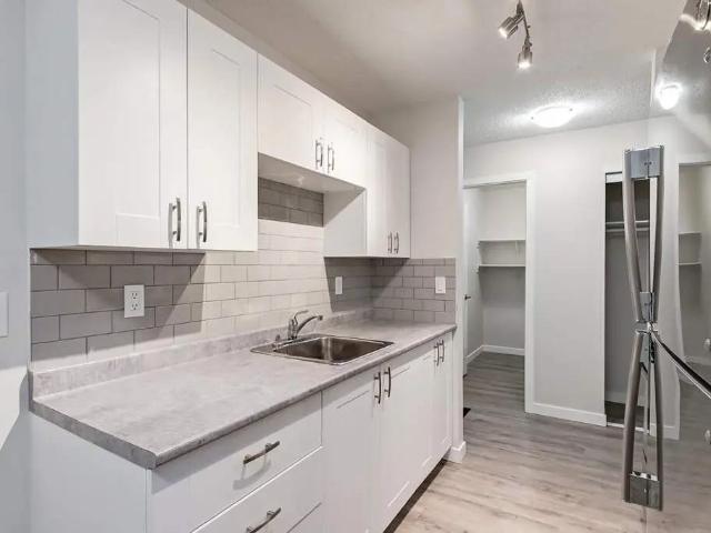 Camden Villa 1 Bedroom Apartment for Rent at 2291 Southview Dr Se, Medicine Hat, AB T1B 1R5 Southview