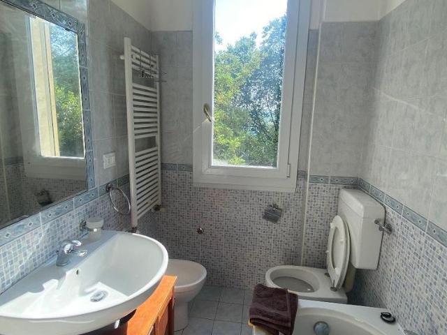 Camera con bagno in casa grande con giardino