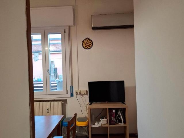 Camera con letto matrimoniale modena