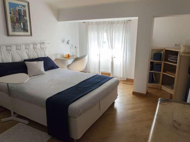 Camera con terrazza in appartamento con 3 camere da letto a Axa, Roma