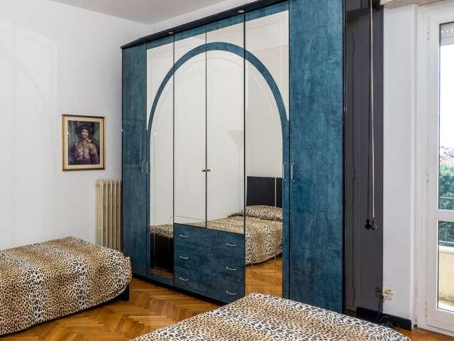 Camera condivisa in appartamento con 3 camere da letto a Loreto, Milano
