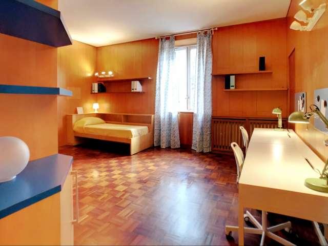 Camera condivisa in appartamento con 3 camere da letto a Navigli, Milano